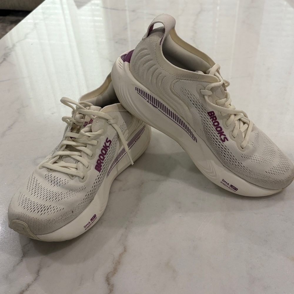 Brooks Adrenaline GTS 25 Women's Running Shoes 8.5 Womens used